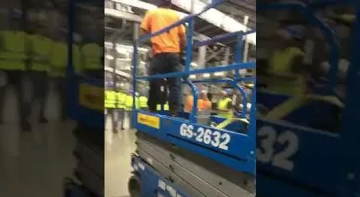 Despiden unos trabajadores latinos y sus compañeros abandonan la obra en solidaridad