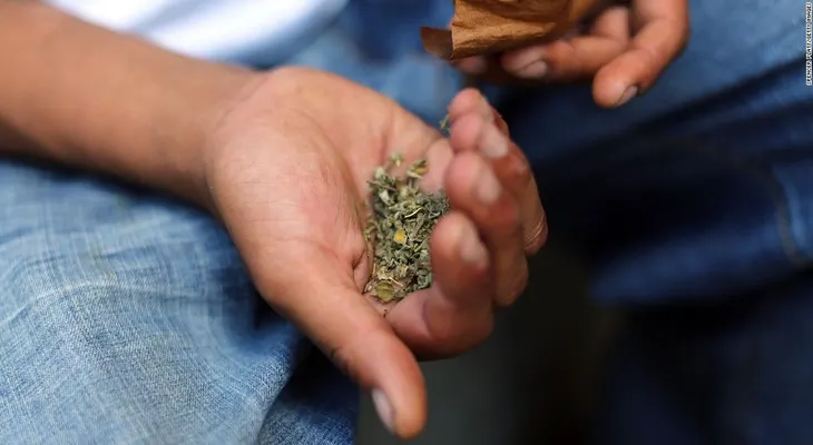 Dos muertes y 54 casos de hemorragia severa relacionados con una marihuana sintética en EE.UU.