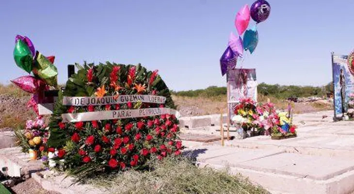Cripta en narcopanteón lució ofrenda enviada por "El Chapo" Guzmán 