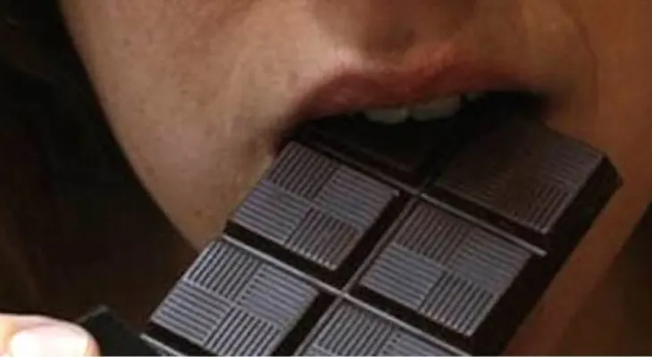 Chocolate reduce el riesgo de infartos y demencia senil: Estudio