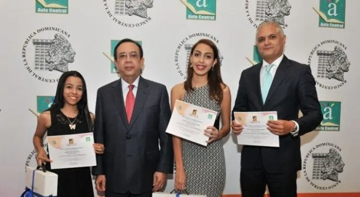 Banco Central de la RD premia ganadores IV Competencia Académica "Economistas del futuro"