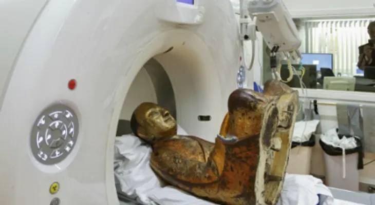 Hallan momia dentro de estatua de Buda