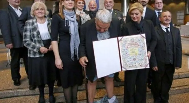 Se le caen los pantalones durante reconocimiento a defensor derechos del hombre 