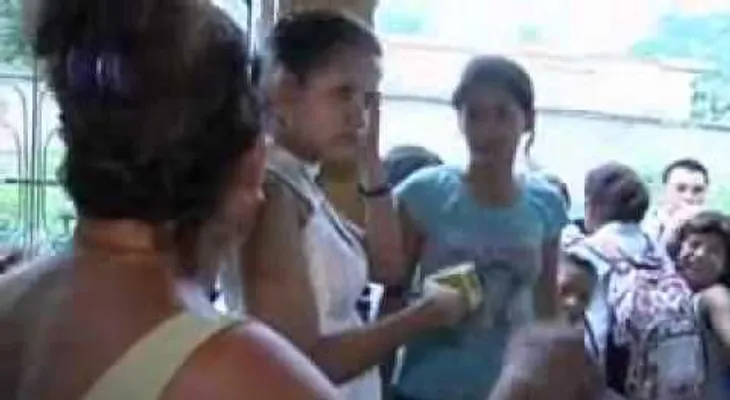 Dos estudiantes se dispustan golpes el amor de una compañera de clases