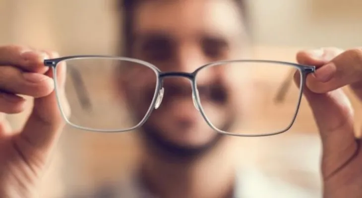 Científicos encuentran un dato sorprendente del nivel de inteligencia de quienes usan gafas 