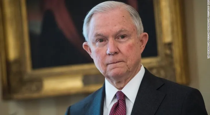 Jeff Sessions pide mano dura para criminales: "Acúsenlos de lo más serio que les puedan probar"