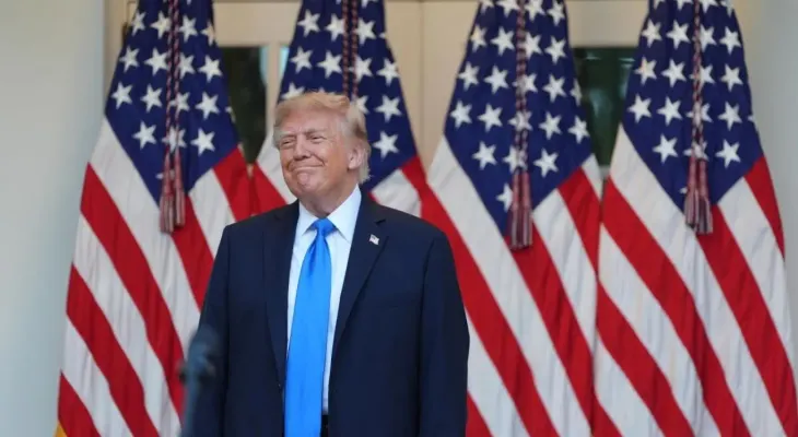 Trump reparte 135.000 dólares en efectivo entre tres asistentes de la Casa Blanca