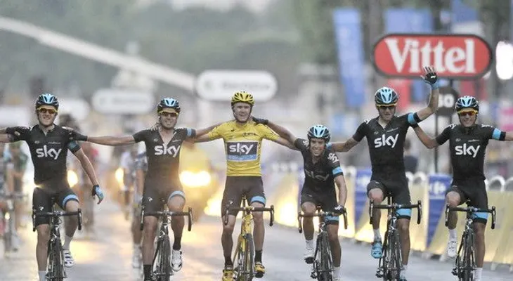 Roban las bicicletas al equipo Sky en una carrera en Francia