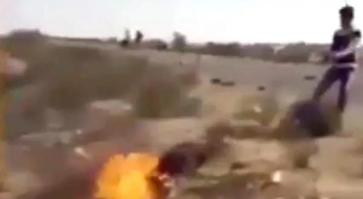 IMAGENES FUERTES: Una tribu egipcia quema vivo a un terrorista de ISIS