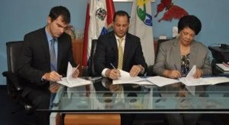 Ministerio de Juventud firma acuerdo tripartito con Fundapec y Universidad española