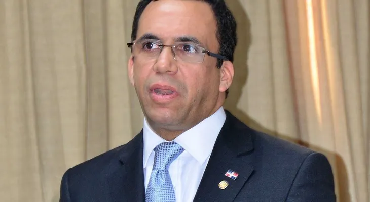 Ministro de Educación y ADP logran acuerdo para aumento salarial a los maestros 