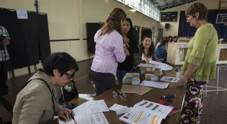 Chilenos comienzan a votar para elegir entre dos mujeres para presidente