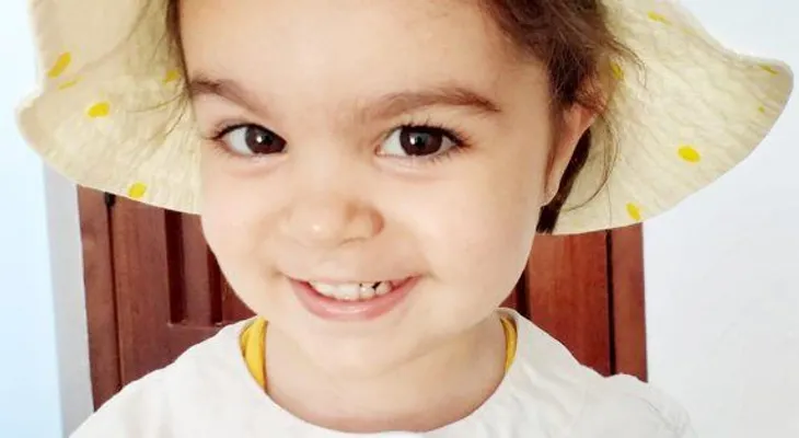 Médicos no salen del asombro por caso niña de dos años que lee, toca el piano y recita poemas