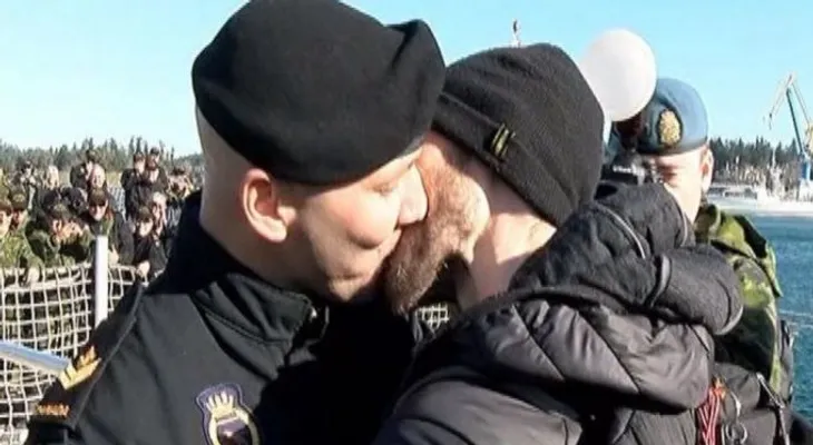 Pareja homosexual protagoniza el tradicional primer beso de Armada canadiense
