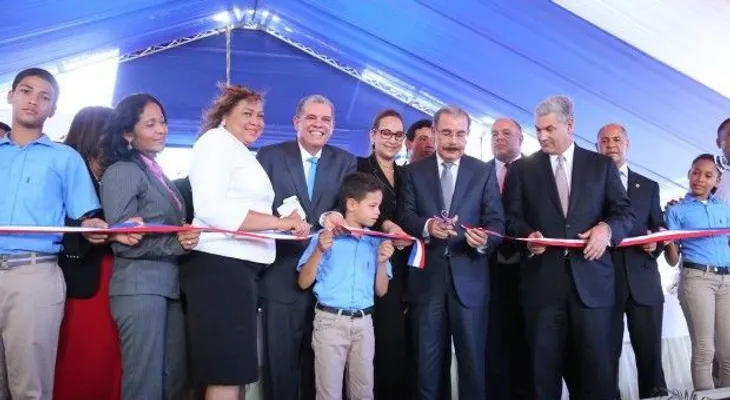 Presidente Medina entrega dos nuevas escuelas en Tamboril