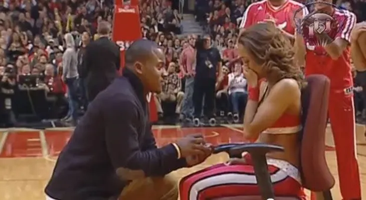 Increíble propuesta de matrimonio a una animadora de los Chicago Bulls