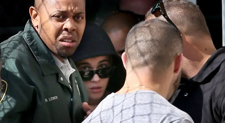 Justin Bieber pagó la fianza, salió de prisión y saludó a sus fanáticos