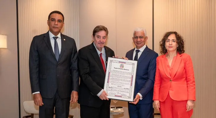 Senado reconoce al poeta y escritor Luís García Montero