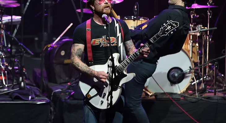 Vocalista de Eagles of Death Metal, en contra de la prohibición de armas de fuego