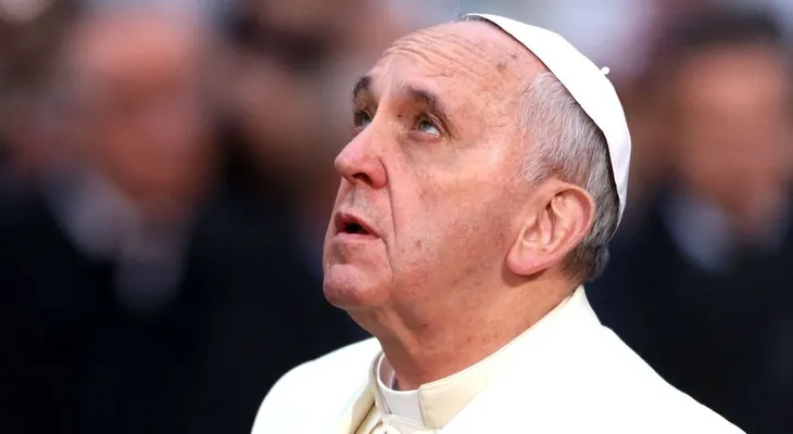 El papa Francisco hace una insólita confesión sobre lo que le pasa cuando reza