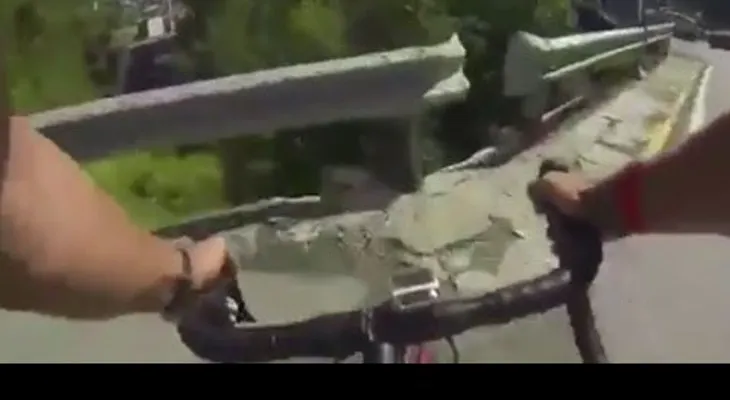 Un ciclista graba en video cómo cae por un barranco