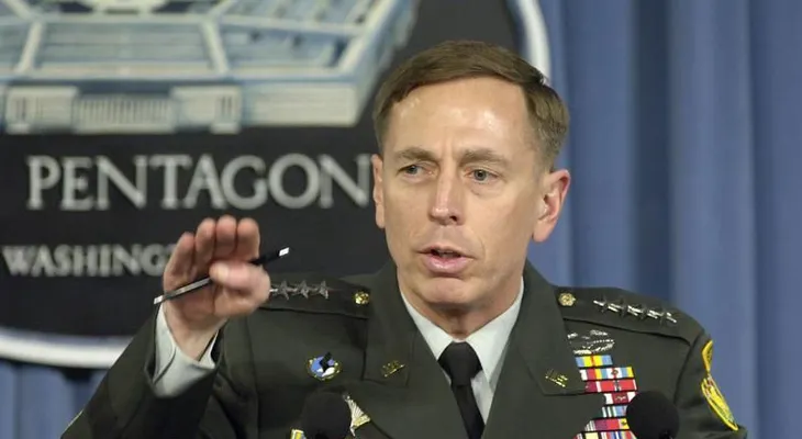 Petraeus   Ex director de la CIA dará clases en universidad por un dolar