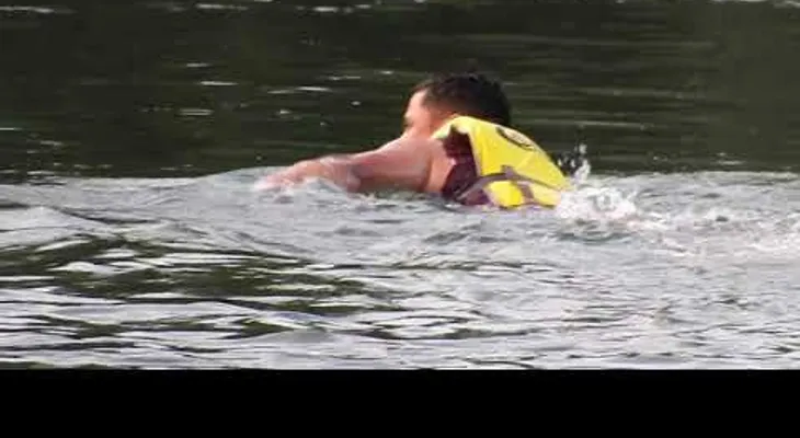 Vean hasta el final: Migrante cruza frontera de EEUU nadando por el Río Bravo
