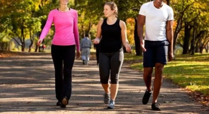 Caminar rápido puede mejorar los síntomas del párkinson