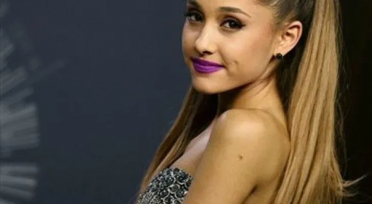 Ariana Grande no enfrentará cargos por lamer donas 