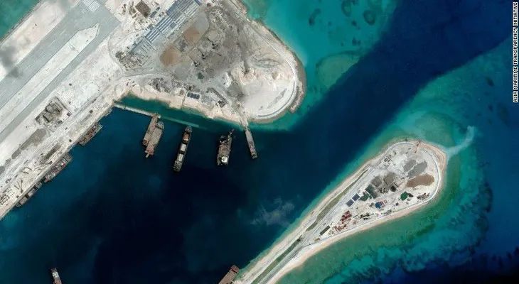 Un avión militar chino aterriza en una isla en aguas disputadas