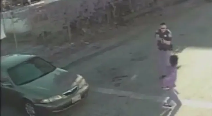 Policía mata a tiros a un afroamericano pensando que escondía un arma 