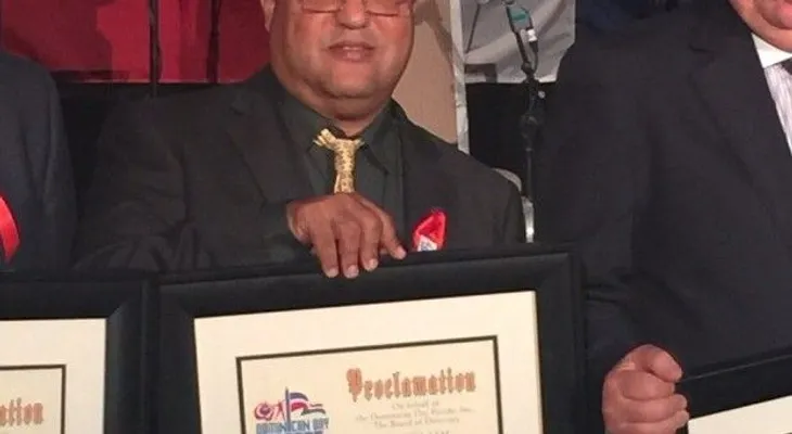 Designan escritor como embajador literario del Desfile Dominicano en NY
