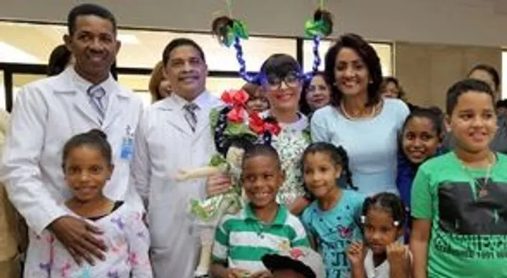 Primera dama entrega juguetes a niños internos en el Robert Reid