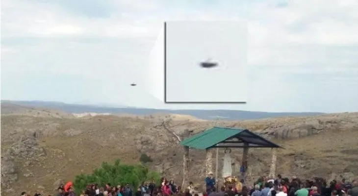 Retratan presunto OVNI durante un festejo religioso en Argentina