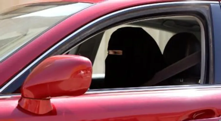 Mujeres saudíes desafían prohibición y manejan
