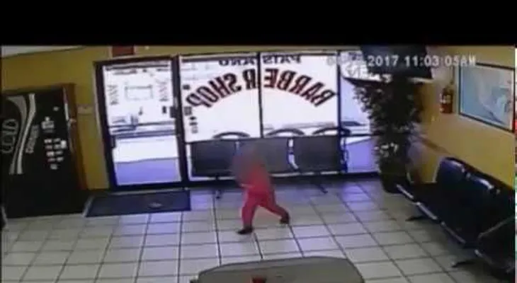 Niña de 4 años le pasan dos balas a centímetro de su cabeza durante un tiroteo en una peluquería