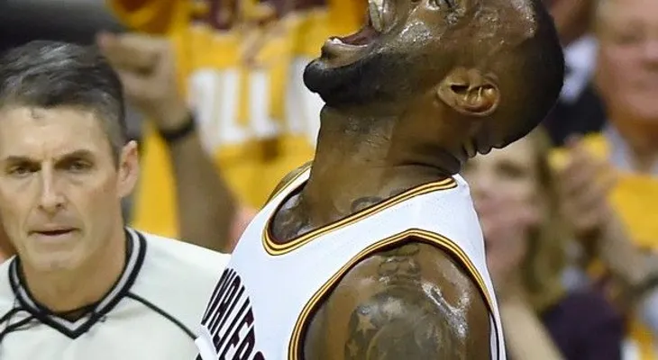 Kyrie y LeBron guían a Cavs sobre los Raptors