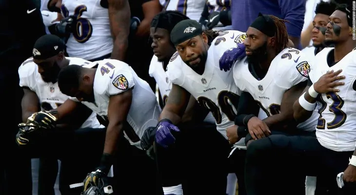 Medios pro-Trump pasan a la ofensiva por polémica del presidente con la NFL