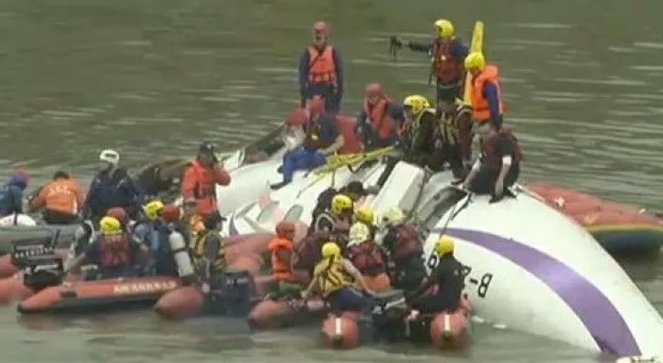 Avión con 58 pasajeros se estrella en Taiwán; mueren 19 