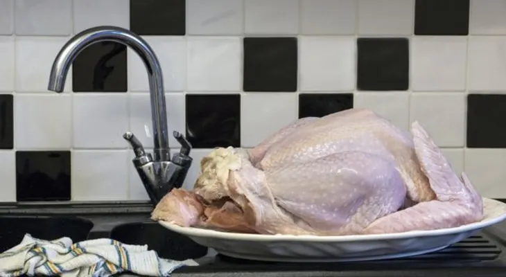 CDC en EE.UU sugiere no lavar el pollo antes de cocinarlo