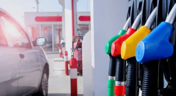 Gobierno mantiene invariable precios de los combustibles 