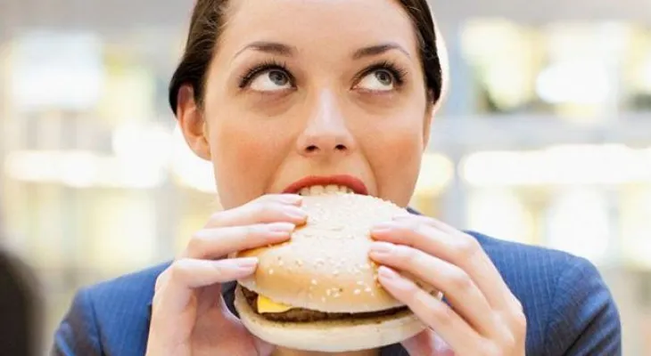 Las temibles consecuencias de comer demasiado rápido