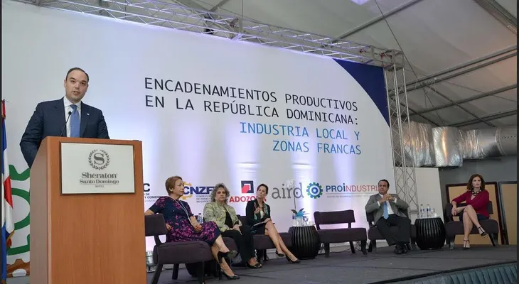  Gobierno promueve fortalecimiento de relaciones comerciales entre la industria nacional y zonas francas