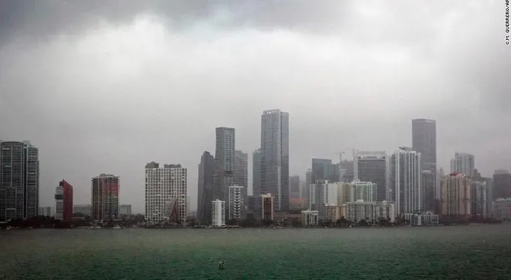 La Costa del Golfo de México se prepara para la llegada de Gordon como huracán