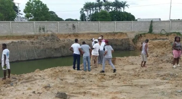 Tres niños se ahogan tras caer en excavación para escuela en Dajabón
