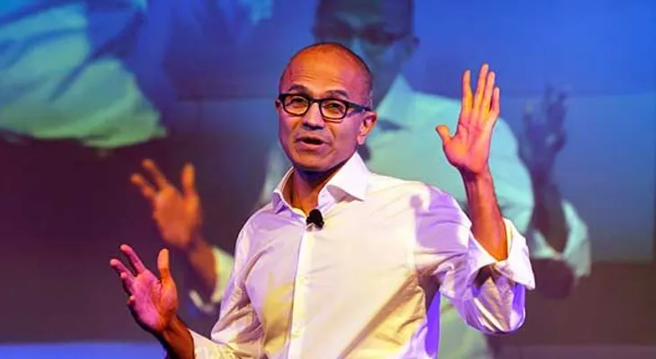 No pidan aumentos, dice jefe de Microsoft a mujeres 