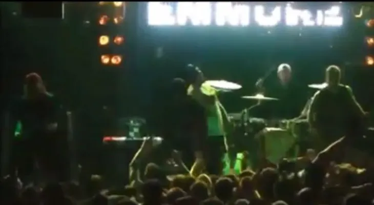 Un cantante casi se electrocuta en pleno concierto (Video)