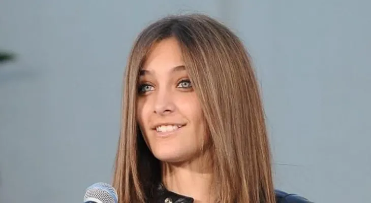 Paris Jackson evoluciona favorablemente, según abogados de la familia
