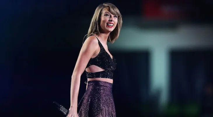 Taylor Swift conoce a su gemela durante el cierre de su gira mundial en Australia