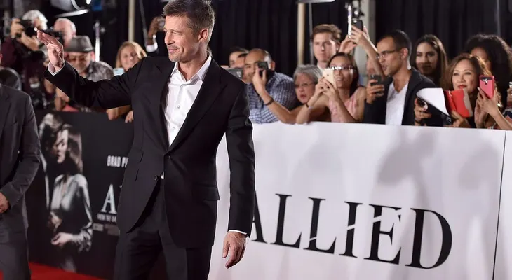 Brad Pitt fue capturado muy cariñoso con una bella actriz